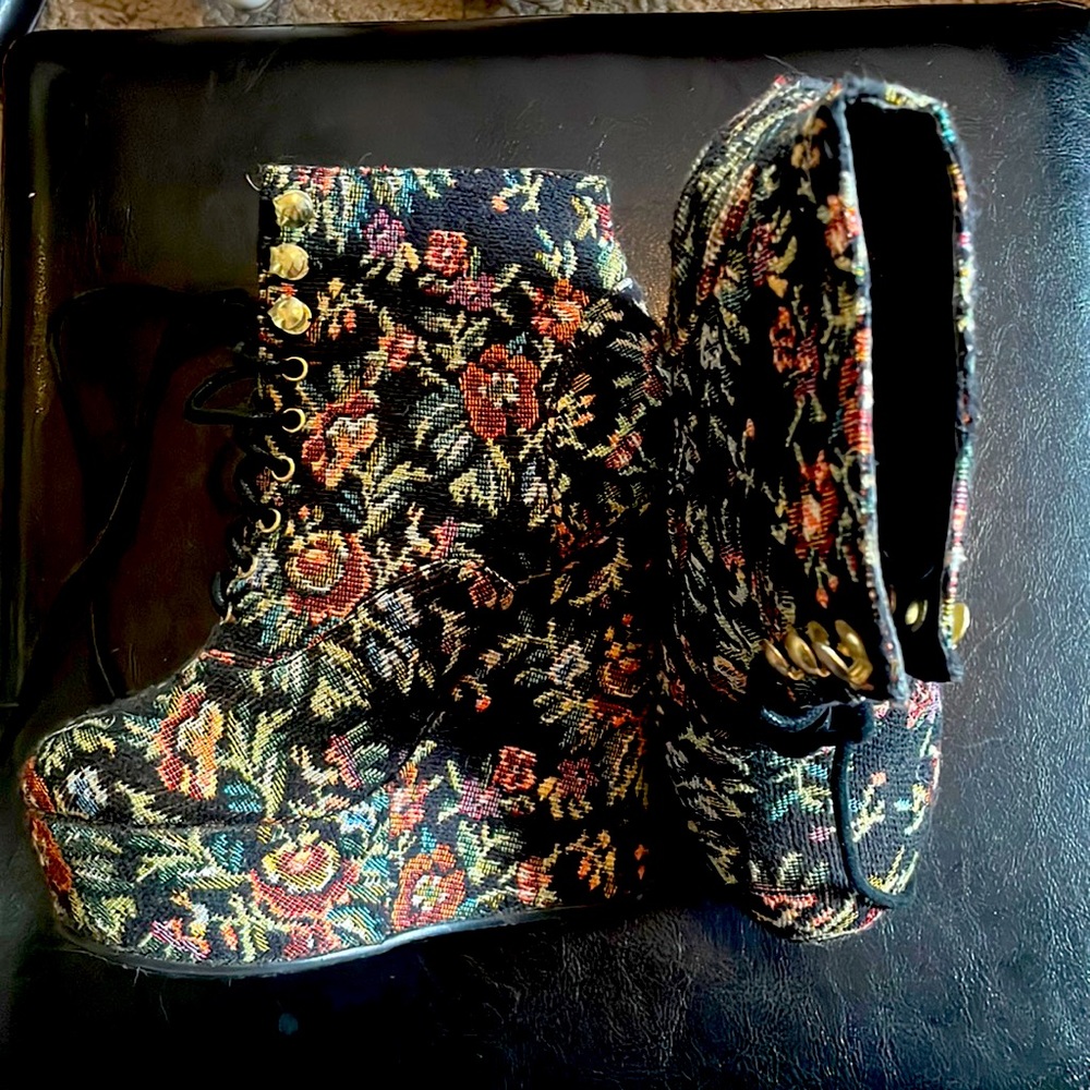Women’s Size 7 Embroidered Flower 3” Platform 5” Heel Bootie